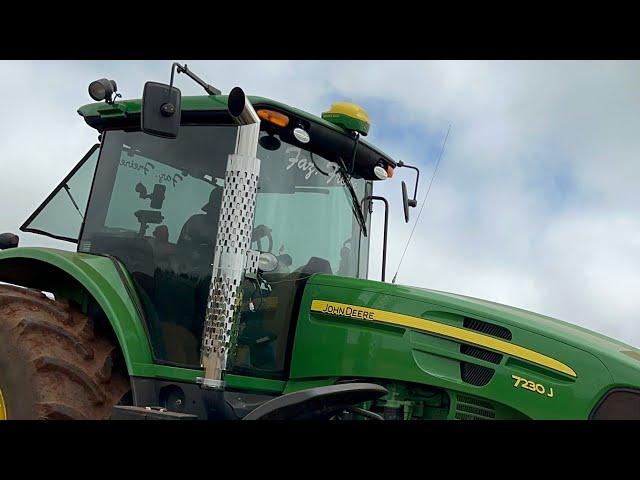 Trator 7J jhon deere com difusor de escapamento