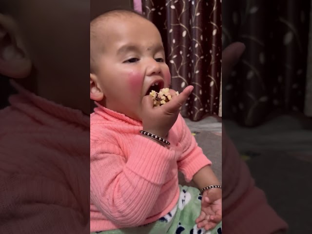 Cute baby eating#funny#trending#funnyvideo#comedy#funnnymoments#babykhanakhate🥰😂😂