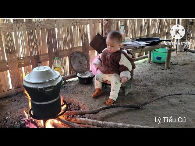 17 year old single mother earns money to raise her son without a father  ||Lý Tiểu Cú