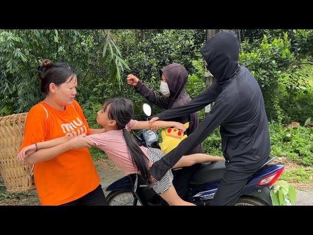 Single mother rescues mute girl from kidnappers. Lý Tử Ly