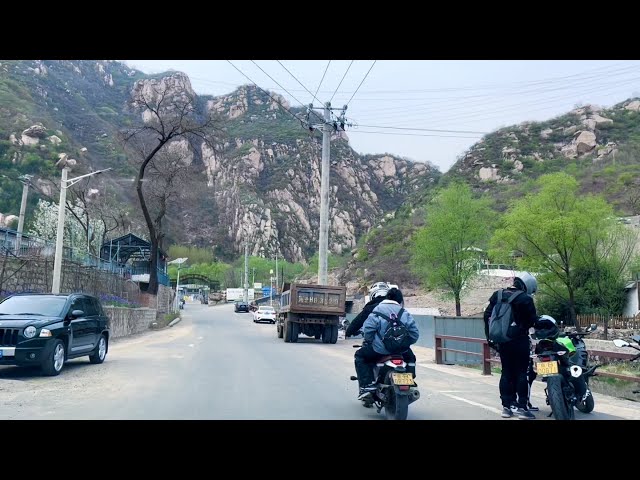 Drive from the city to the suburbs and experience the road scenery in the suburbs of Beijing