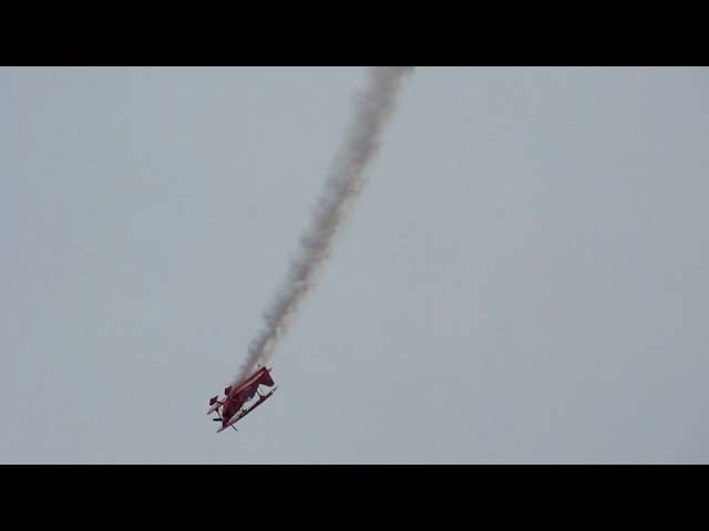 Crazy aerobatics - Sean Tucker & Oracle Challenger III