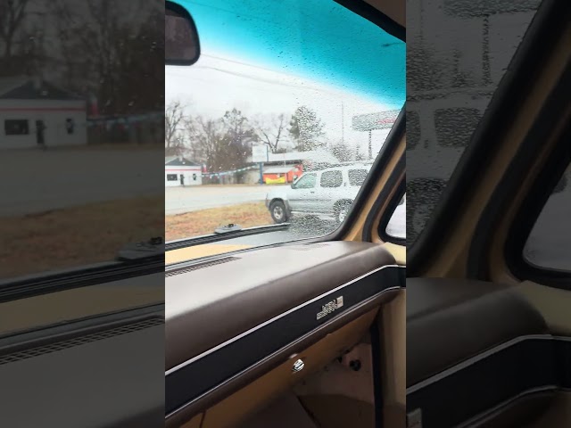 Goldilocks, the Squarebody 1985 4x4 K2500 classic GMC on this cold rainy day, cruising #davisauto