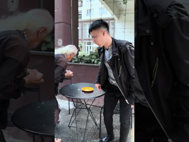 Homeless Man Surprises Everyone With His Kind Act | Inspirational Video #kindnessman