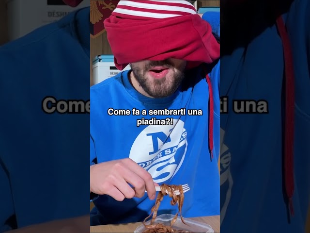 Ragazzo ITALIANO MANGIA la PASTA con NUTELLA