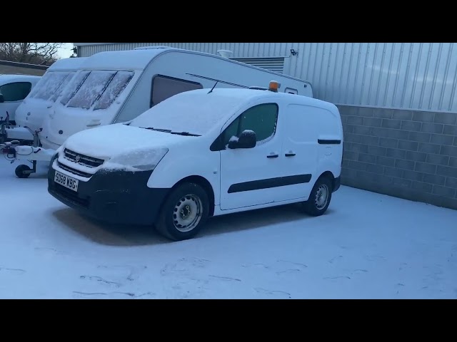 Woke up to this/ van tourish #vanlife #snow🚐☕️☕️👍🏼🏴󠁧󠁢󠁥󠁮󠁧󠁿🌈🙏🏼💙❤️💙❤️