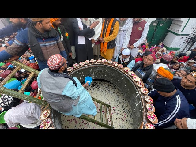 Makanpur dargah zinda shah madar me hoti h zinda karamat nadi ka pani banta h apne ap duth urs mela