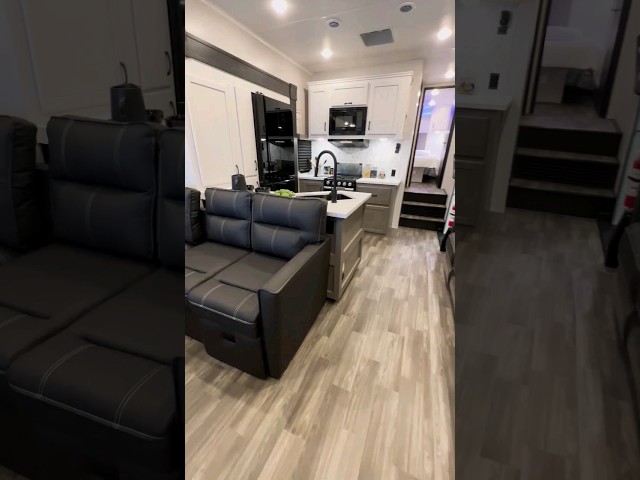 👨‍👩‍👧‍👦👨‍👩‍👦‍👦 An RV for the host with the most. 2024 Jayco Seismic 395 #ToyHauler #RVTour