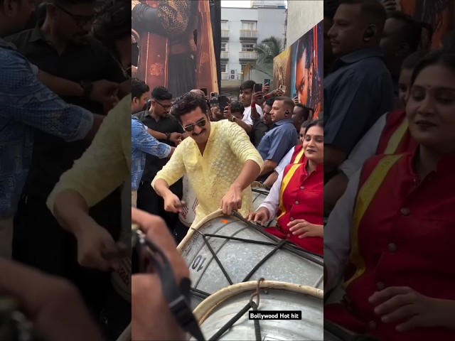 Vicky Kaushal grooves to the beat of the dhol#vickykaushal #bollywoodhothit