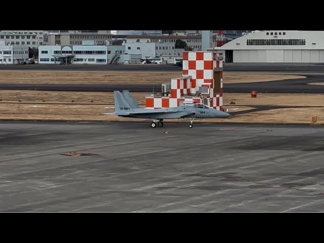 The pursuit airplane F-15 of JASDF is taking off at  Nagoya Airport! 名古屋空港で、航空自衛隊の戦闘機F-15が離陸❗️