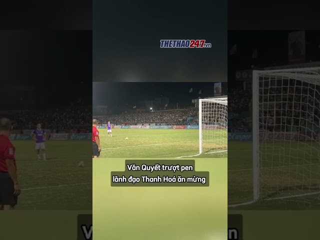 Đội trưởng Văn Quyết khi sút hụt quả Penalty quyết định