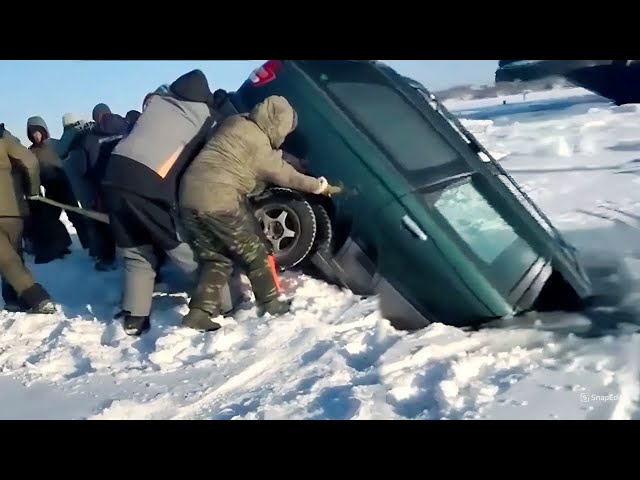 HOW CARS SINK. HOW CARS GO UNDER THE ICE. COMPILATION #4