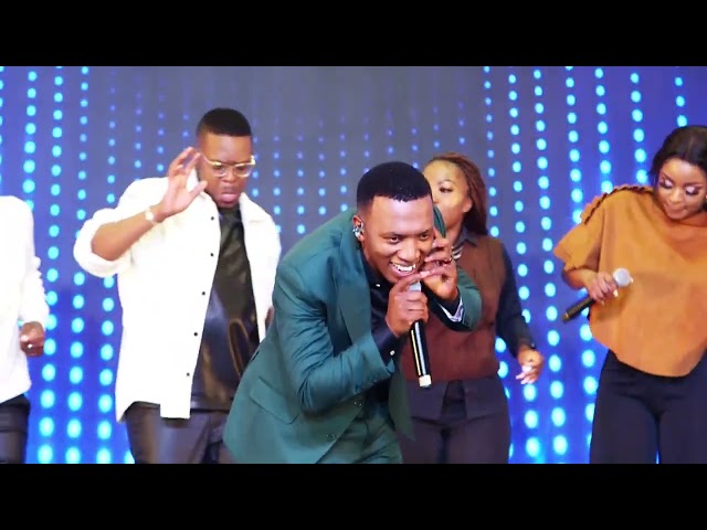 Dumi Mkokstad "Angimbonanga" (Live)