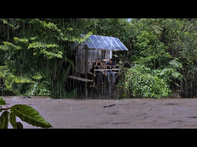 Heavy rain camping - Hit by rain while building a multi-storey shelter on the river