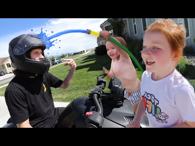 ADLEY & NiKO CAR WASH 🧼  Adley's the Boss! washing neighbor cars to stay cool, kids Summer Vacation