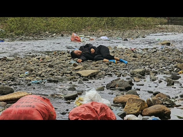 Girl drifted in the garbage dump in the middle of the river