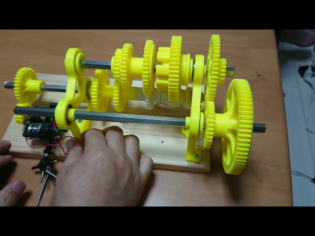 Small transmission model manufactured by 3D printer (transmission part of lathe)