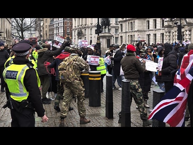 Hundreds of police officers came to enforce the King's Guard's safety from protesters