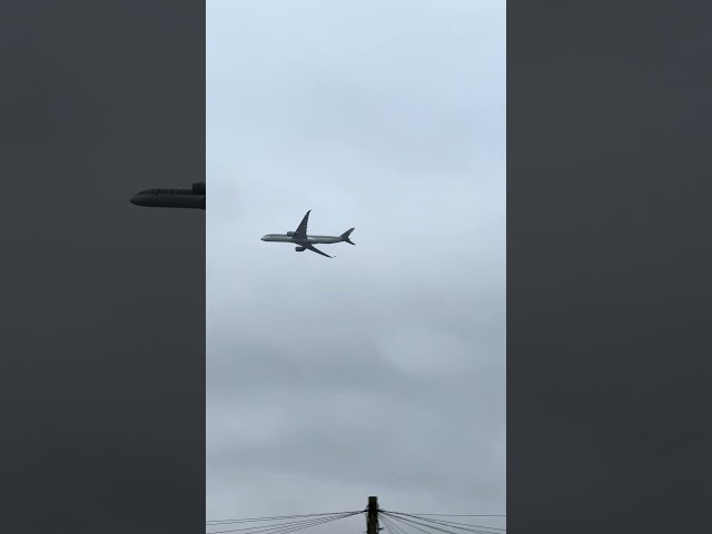 Through the Gloom—Qatar Airways A350-1000 Soars into the grey London Sky!