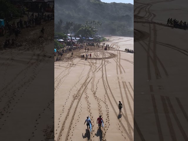 🏄‍♂️ Eddie Aikau Invitational 2024 | Surfers Walk the Beach Before the Big Waves 🌊🔥