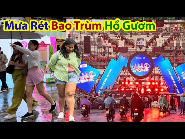 Buồn Thê Thảm Khi Mưa Rét Bao Trùm Sự Kiện Hồ Gươm Cuối Tuần - Ho guom lake