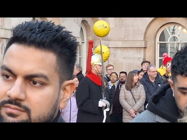 Tourists sees the moment for photo opatunity #kingsguard