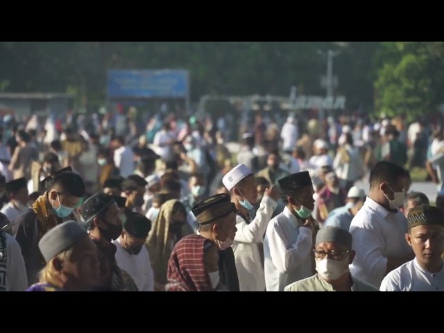 Muslim People Walking on Street| Free Islamic Stock Video | Free Render Footage