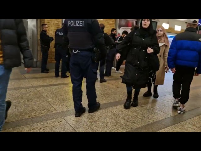 Kontrolle am Alexanderplatz: Polizei vermutet etwas und... / Ratet mal, was passiert!