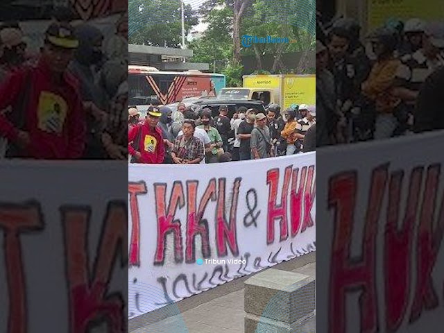 Ratusan Pendemo 'Adili Jokowi' Geruduk  Polda Metro Jaya, Sentil soal IKN hingga PIK 2