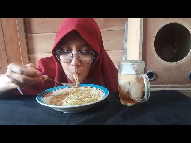 SUMPAH NIKMAT BANGET‼️MUKBANG INDOMIE SOTO AYAM KHAS BANJAR LIMAU KUIT + ES TEH