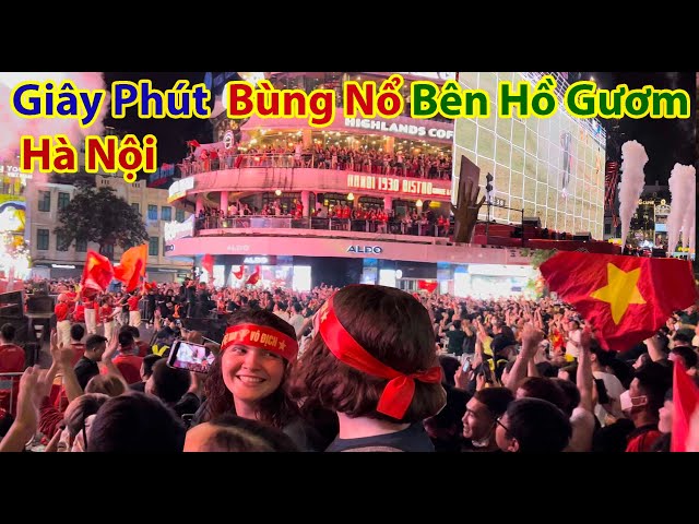 Những Giây Phút Bùng Cháy CĐV Hà Nội Cổ Vũ U 23 Việt Nam Trên Phố Đi Bộ Hồ Gươm