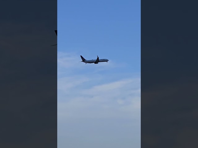 United 737-8 go around at IAH #commercialaircraft #aviation #film #shorts #avgeek #planespotting