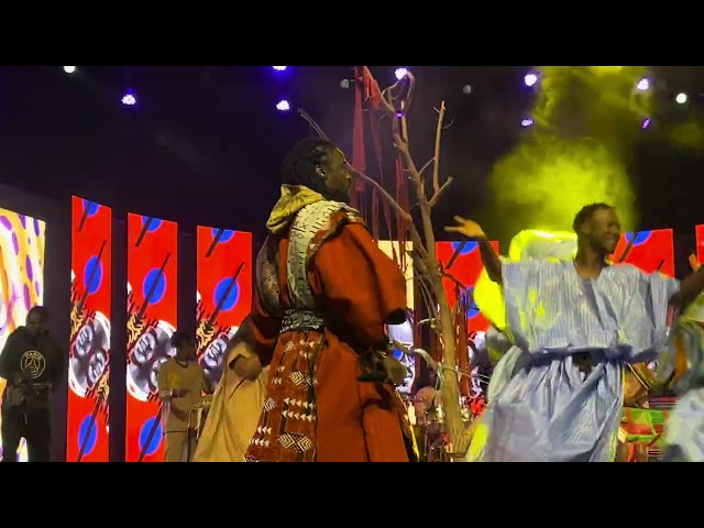 Entrée spectaculaire de AMADEUSS au Grand théâtre