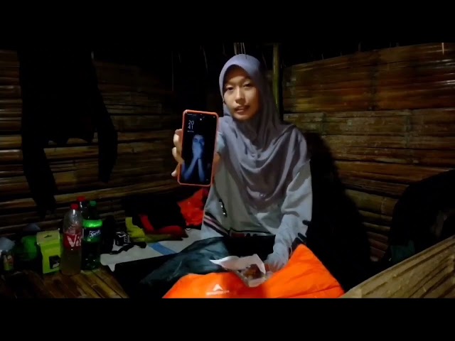 Hujan deras saat bermalam dirumah pohon hutan sendirian / solo camping overnight