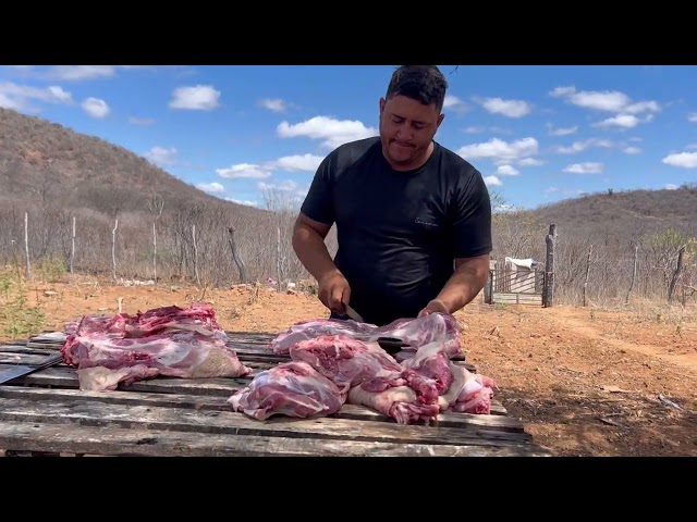 JOÃO AJEITANDO UMA CARNE DE PORCO