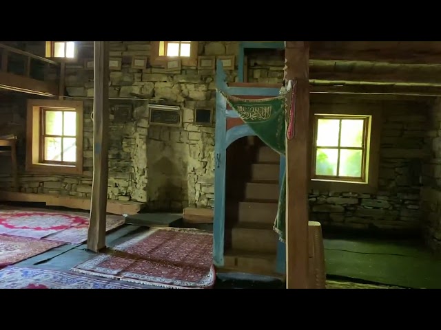 Köyümüzün(Çayır köyü) dede mahallesinde bulunan çok eski tarihi bilinmeyen tarihi taş yapı camii.