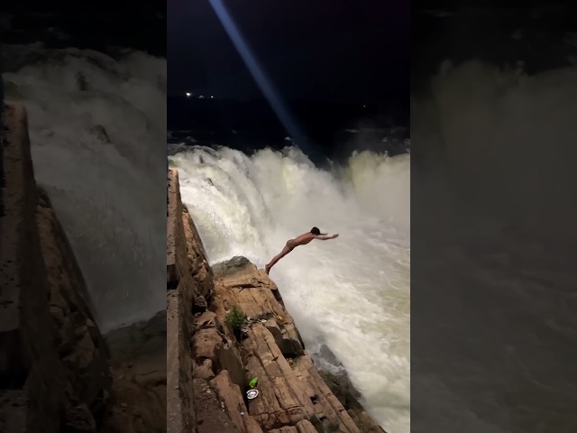 भेड़ाघाट झरने में खतरनाक छलांग लगाई #bhedaghat #jabalpur #travelphotography #shorts