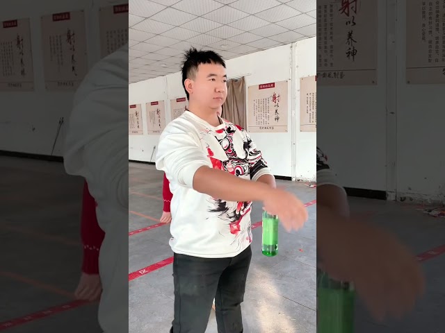 中国气功：猛男徒手震碎玻璃瓶Chinese Qigong: A strong man smashes a glass bottle with his bare hands#搞笑 #funny #kun