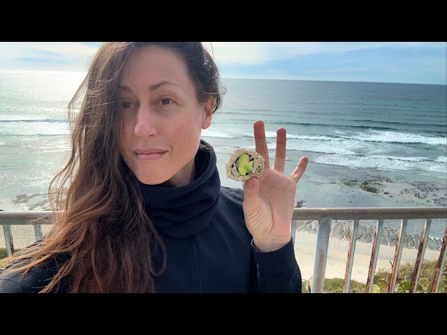 WHAT I EAT AS A MINIMALIST & VEGAN WHILE PLAYING HOOKY FROM WORK 😎🌴[VLOG]