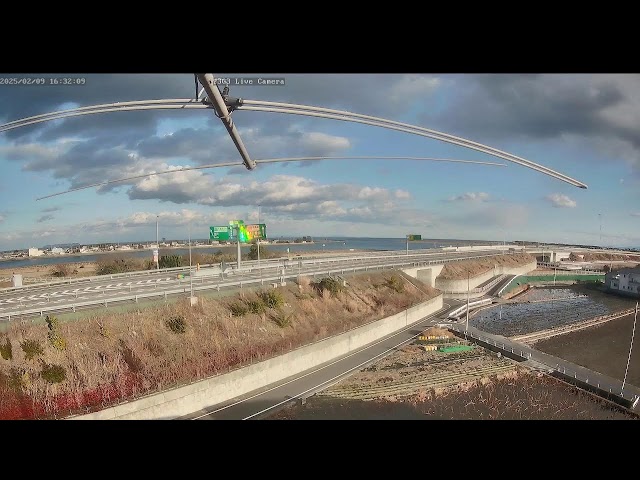 郊外の高速道と田園風景