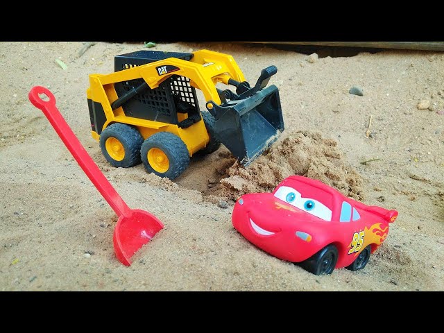 Toy cars video for kids | Lightning McQueen toy and Mater toy build a road | Sand games