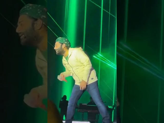 Arijit Singh dancing and singing in First class song #arijitsingh#arijitsinghlive #firstclass#kalank