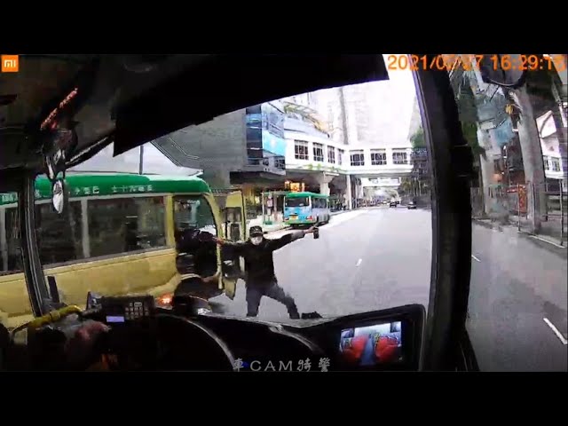 車CAM直擊 - 馬鞍山810小巴佬cut線唔成惱羞成怒 硬cut後仲要跳車閘停巴士