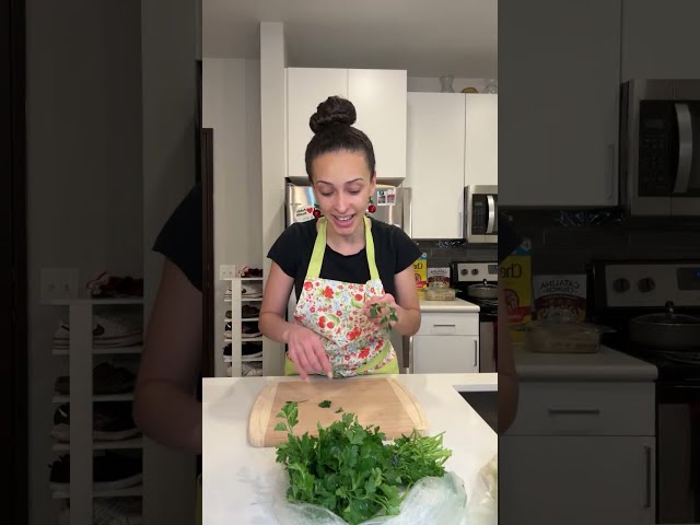 🥗 Hannah makes vegan quinoa tabbouleh salad 😋