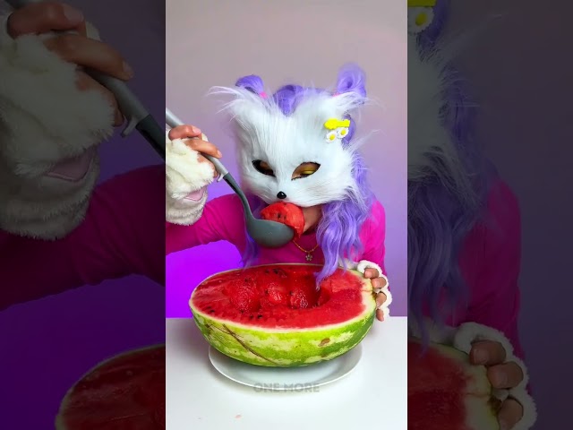 How do Cats Eat Watermelon? 🍉