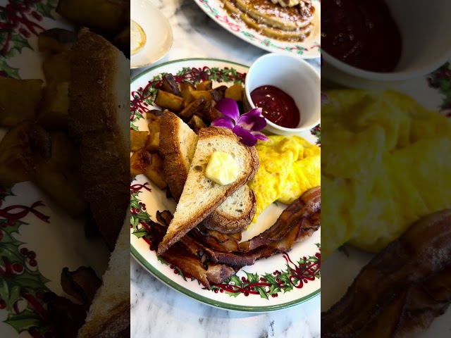 Sugary Chicago for the perfect Christmas time brunch   #chicago #chicagoeats #brunch #travel #vlog