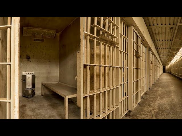 Correctional Officer talks about the Drugs, Sex and Gangs inside Rikers Island Prison.