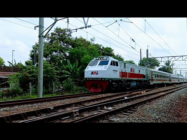 Kereta Pasundan ditarik CC203 98 14 SDT