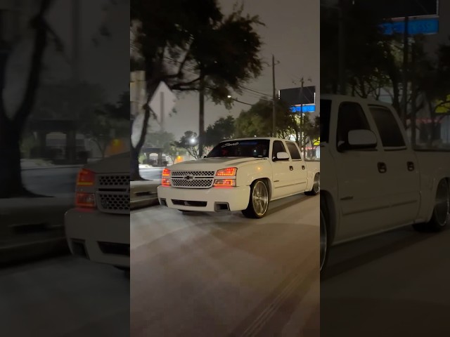 Patrullando En My Chevy Tumbada Crewcab #patrullando #trokastumbadas #trokas #silverado #chevy #nbs