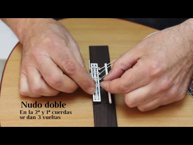 2 formas de encordar una guitarra - 2 ways to string a guitar (English subtitles)